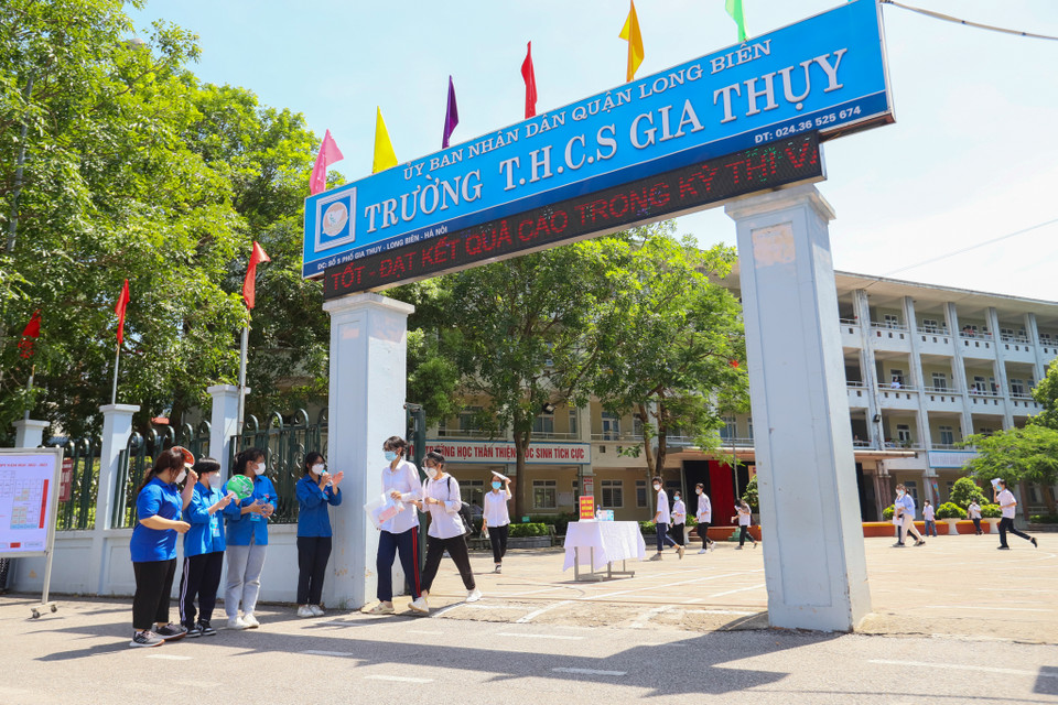 Khoảng 10 giờ 10 phút, các thí sinh tham dự kỳ thi tuyển sinh vào lớp 10 tại điểm trường THCS Gia Thụy (quận Long Biên) hoàn thành môn Toán. Đây cũng là môn thi cuối cùng khối không chuyên. (Ảnh: PV/Vietnam+)