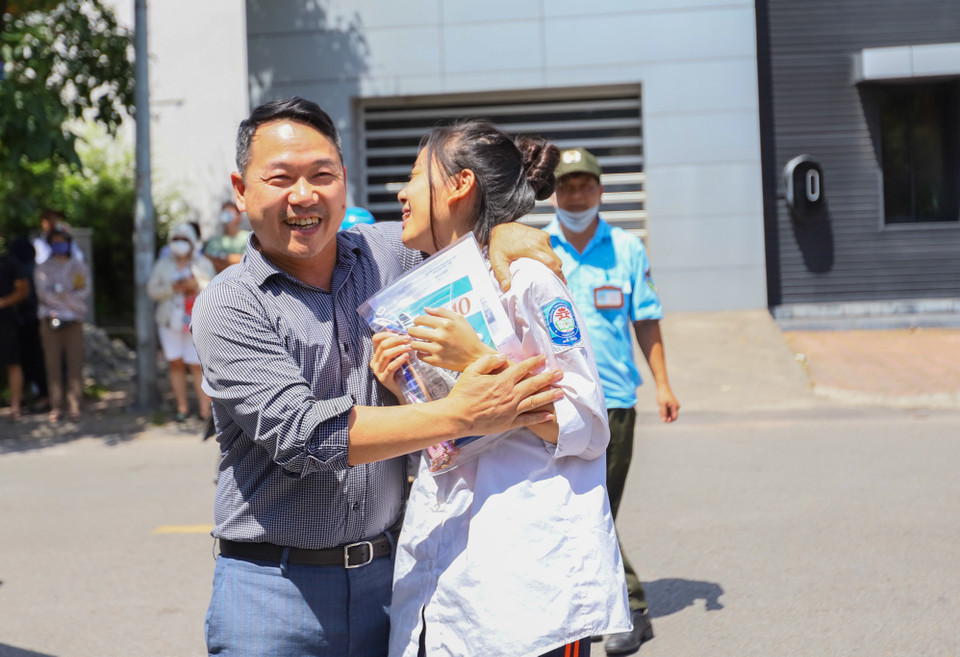 Nét mừng rỡ trên khuôn mặt của phụ huynh và học sinh khi hoàn thành xong môn thi Toán. (Ảnh: PV/Vietnam+)