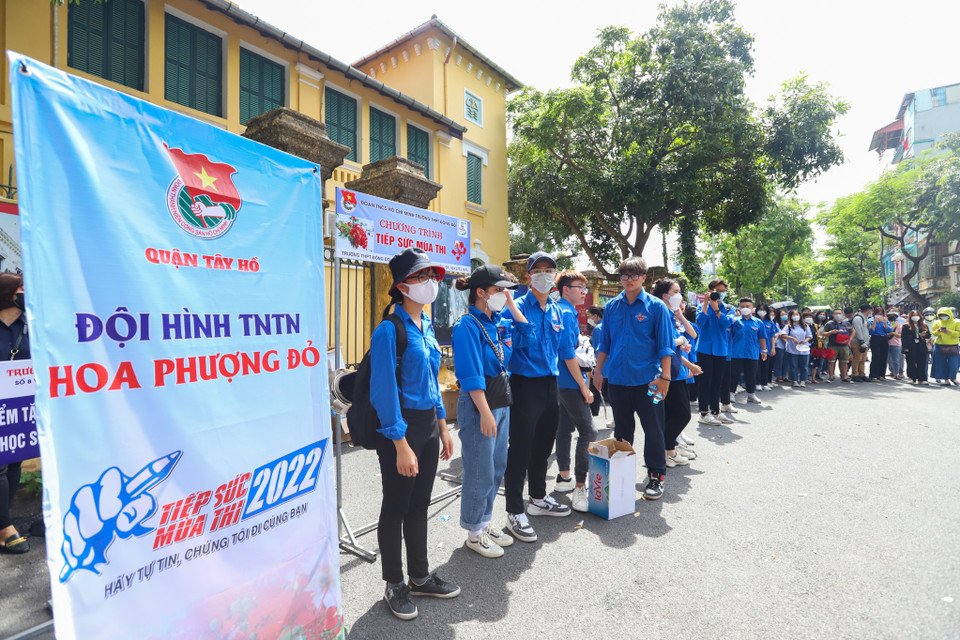 Một lực lượng ‘thầm lặng’ khác cũng không kém phần quan trọng đó là các tình nguyện viên áo xanh. (Ảnh: PV/Vietnam+)
