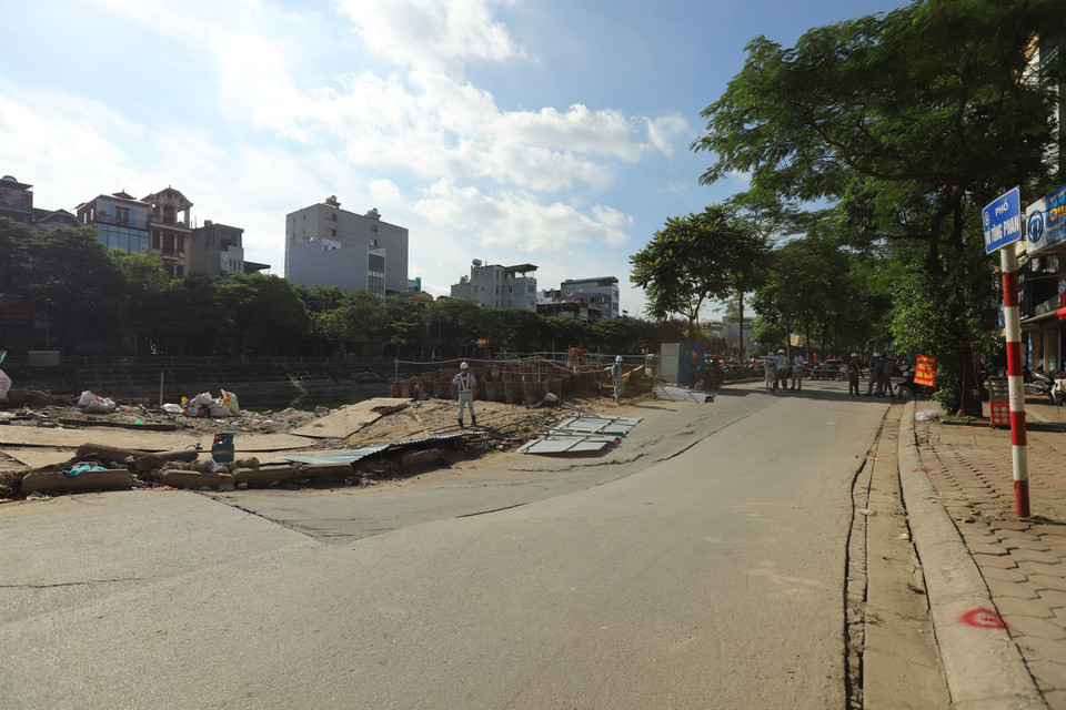 Đoạn đường từ số 413-415 Vũ Tông Phan bất ngờ sụt lún vào khoảng 14h ngày hôm nay, 14/6. (Ảnh: Hoài Nam/Vietnam+)