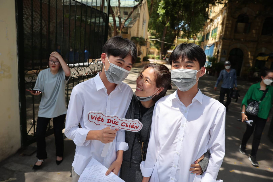 Niềm vui của chị Hằng sau khi 2 con trai hoàn thành tốt môn thi cuối. (Ảnh: PV/Vietnam+)