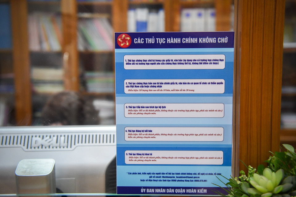 5 thủ tục hành chính không chờ được triển khai gồm: Chứng thực bản sao; chứng thực chữ ký; đăng ký kết hôn; đăng ký khai tử; trích lục bản sao đối với giấy khai sinh, khai tử, kết hôn. (Ảnh: Minh Hiếu/Vietnam+)