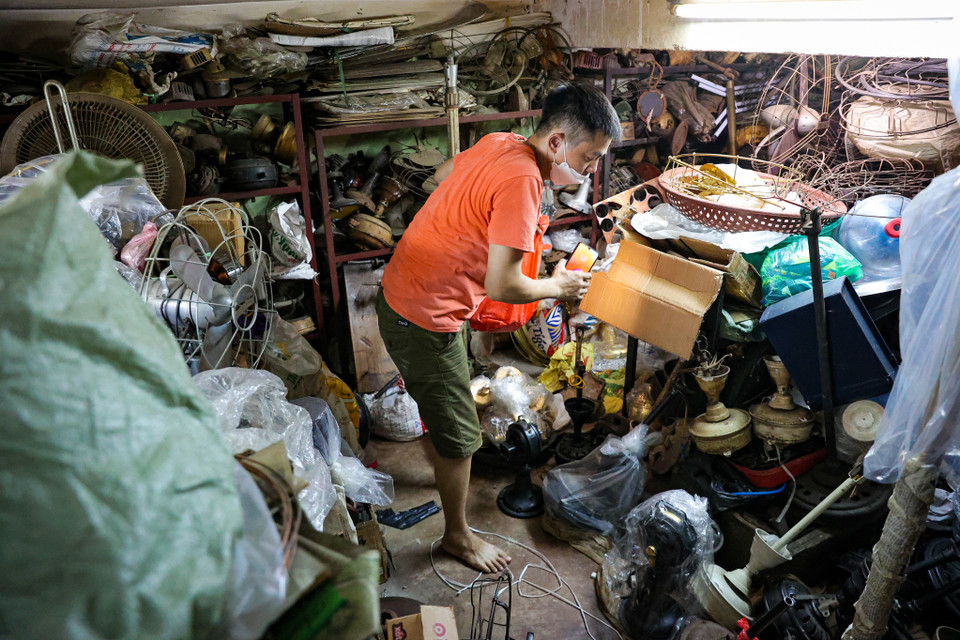 Để phục chế một chiếc quạt rất khó khăn bởi nguyên liệu phục chế hiếm và các công đoạn phục chế đều phải làm thủ công. Có nhiều loại linh phụ kiện không thể phục chế được một cách hoàn hảo nên đòi hỏi phải sưu tầm thật nhiều quạt để chuyển từ cái này sang cái khác... (Ảnh: Minh Hiếu/Vietnam+)