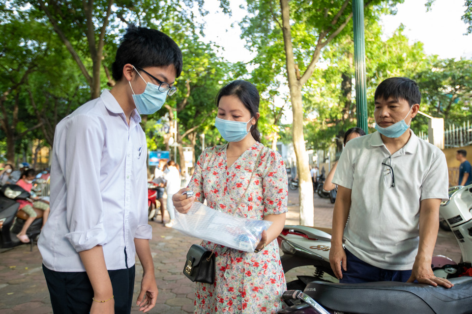 Môn thi hôm nay là Ngữ văn. Các bậc phụ huynh đang dặn dò con trước khi khi bước vào phòng thi. (Ảnh: PV/Vietnam+)