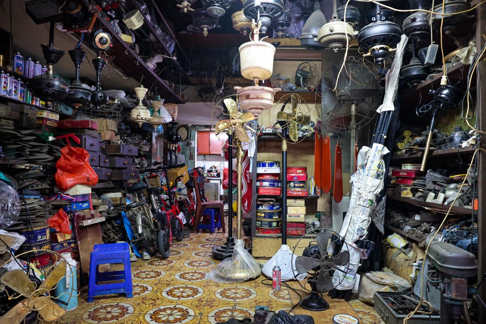 Toàn bộ không gian trong ngôi nhà đều dành để trưng bày quạt cổ. Trên trần nhà, những chiếc quạt trần được tháo bỏ cánh để tiết kiệm không gian treo san sát nhau; dưới nền nhà, không chỗ nào là không có quạt và thiết bị quạt. (Ảnh: Minh Hiếu/Vietnam+)