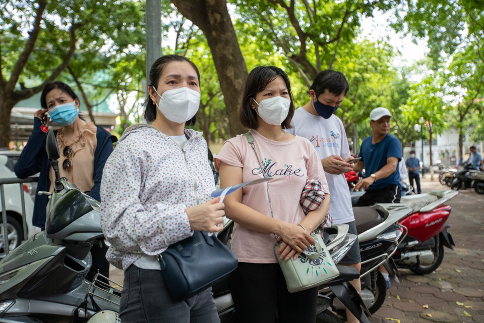 Sau khi các con vào lớp, các bậc phụ huynh nán lại bên ngoài chờ các con. (Ảnh: PV/Vietnam+) 