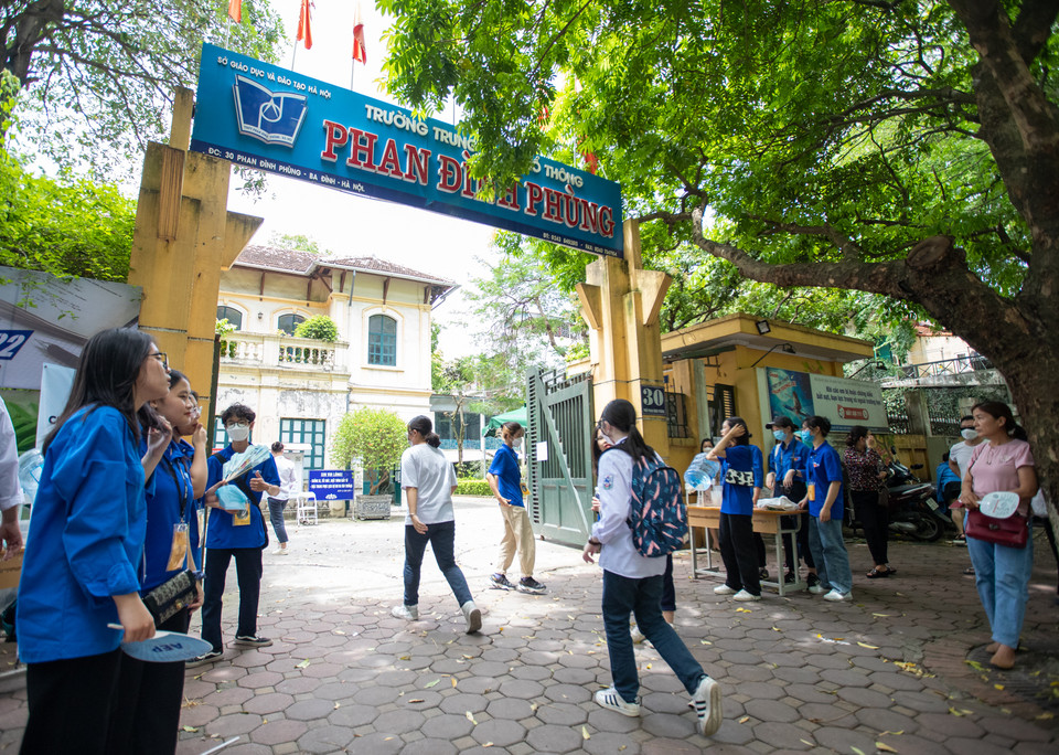 Theo ghi nhận vào 13 giờ chiều nay, các thí sinh đã rảo bước vào điểm thi THPT Phan Đình Phùng (quận Ba Đình) để bắt đầu thi môn Ngoại ngữ trong kỳ thi tuyển sinh vào lớp 10 THPT. (Ảnh: PV/Vietnam)