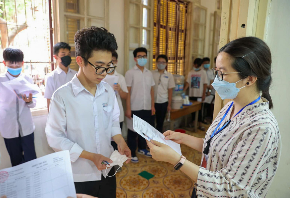 Thí sinh đứng chờ ở khu vực hành lang chờ giám thị gọi tên vào phòng thi. (Ảnh: PV/Vietnam+) 