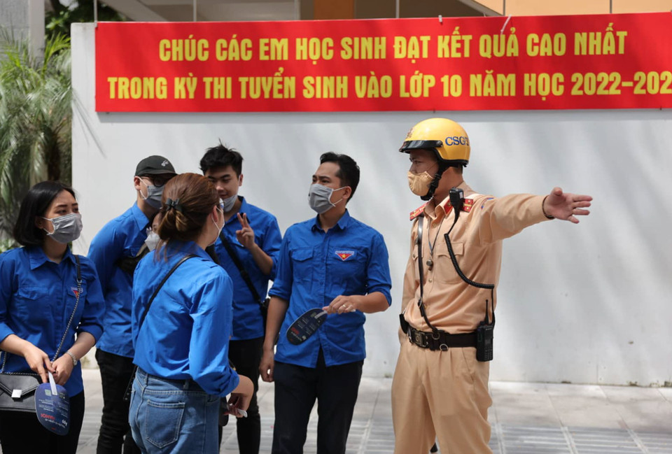 Có thể thấy, "những người hùng thầm lặng" đã đóng vai trò quan trọng trong việc hỗ trợ tối đa cho kỳ thi, mang lại sự an tâm cho thí sinh và phụ huynh. (Ảnh: PV/Vietnam+)