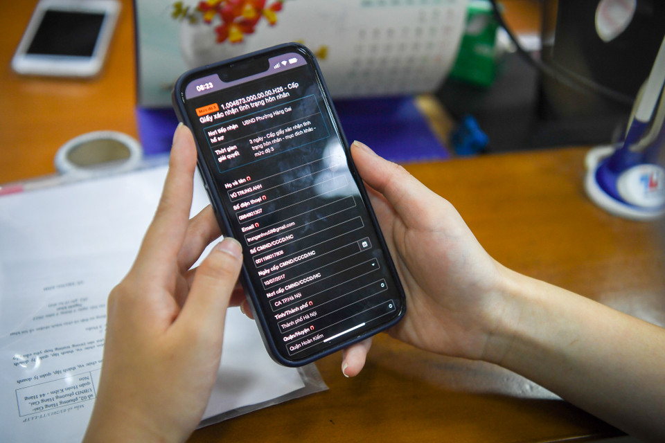 Cùng tâm trạng với bà Hương, chị Vũ Trung Anh (48 Hàng Bông, phường Hàng Gai) tới phường để xin giấy xác nhận tình trạng hôn nhân. Chị chia sẻ: 'Chỉ với chiếc điện thoại, tôi đã có thể đăng ký thông tin trên cổng dịch vụ công xin giấy xác nhận tình trạng hôn nhân.' (Ảnh: Minh Hiếu/Vietnam+)