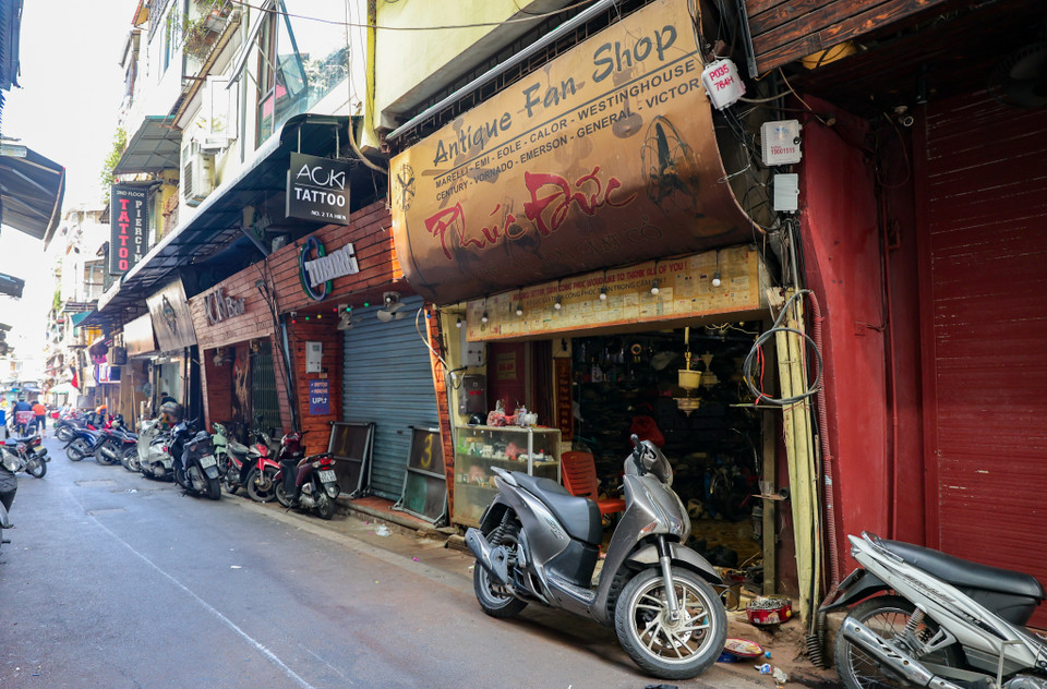 Căn nhà số 2 phố Tạ Hiện (quận Hoàn Kiếm, Hà Nội) từ lâu đã là địa điểm tụ họp của người chơi quạt cổ bởi nơi đây có hàng nghìn chiếc quạt từ các nước châu Âu, có tuổi đời đến hàng trăm năm. (Ảnh: Minh Hiếu/Vietnam+)