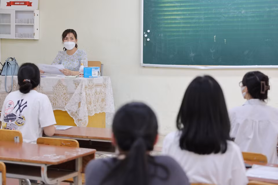 Theo quy chế tuyển sinh vào lớp 10 do Sở Giáo dục và đào tạo quy định, thí sinh chỉ được mang vào phòng thi bút viết, bút chì, compa, tẩy, thước kẻ, thước tính, máy tính bỏ túi không có chức năng soạn thảo văn bản, không có thẻ nhớ và không thể truyền, nhận thông tin, tín hiệu âm thanh, hình ảnh trực tiếp... (Ảnh: PV/Vietnam+)