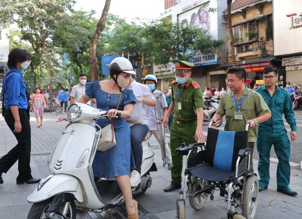 Đóng góp cho sự an toàn, thành công của kỳ thi tuyển sinh vào 10 không thể không kể đến các lực lượng công an, dân quân tự vệ, y tế và các thanh nguyên tình nguyện. Nhờ họ, các thí sinh được hỗ trợ tốt nhất tại mỗi điểm thi. (Ảnh: PV/Vietnam+)