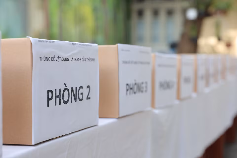 Tại điểm thi này, trường đã bố trí thùng cactông để đựng đồ, dán giấy ghi tên từng phòng thi và di chuyển các thùng đồ đến một phòng cách xa khu vực thi. (Ảnh: PV/Vietnam+)