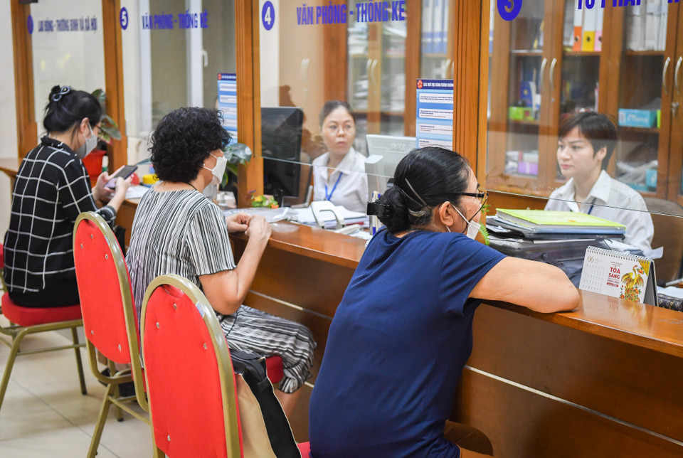 Những ngày gần đây, người dân khu vực phường Hàng Gai đang rất vui mừng, phấn khởi khi được giải quyết nhanh chóng các thủ tục, giấy tờ nhờ mô hình '5 thủ tục hành chính không chờ' đang được áp dụng tại ủy ban nhân dân phường địa bàn. (Ảnh: Minh Hiếu/Vietnam+)