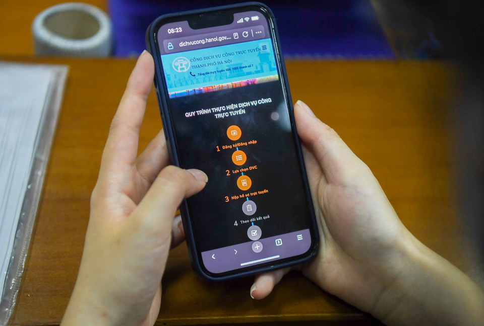 Trong quá trình làm thủ tục, người dân sẽ được hướng dẫn đăng ký thông tin kê khai trực tuyến hoàn toàn trên điện thoại thông minh kết nối tới cổng dịch vụ công quốc gia. (Ảnh: Minh Hiếu/Vietnam+)
