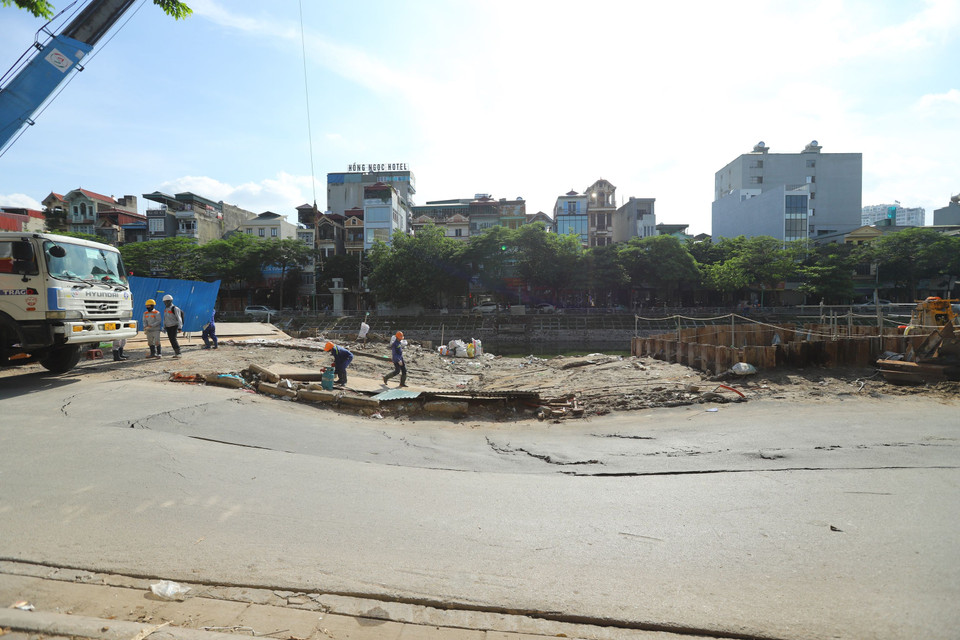 Hiện tại đoạn đường dã được lực lượng chức năng chặn hai đầu không cho phương tiện di chuyển qua. (Ảnh: Hoài Nam/Vietnam+)