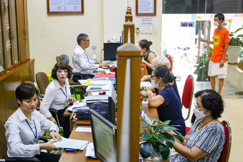 Đây là mô hình được quận Hoàn Kiếm triển khai thực hiện theo sáng kiến '5 thủ tục hành chính không chờ' (thủ tục hành chính không giấy hẹn, thực hiện ngay), thí điểm tại một số phường trong địa bàn quận, trong đó có phường Hàng Gai. (Ảnh: Minh Hiếu/Vietnam+)