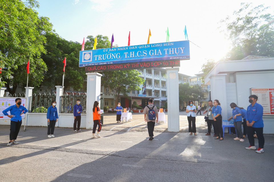 Sáng nay (19/6), tất cả các thí sinh Thủ đô tham dự thi môn Toán kỳ tuyển sinh vào lớp 10. Đây cũng là ngày thi cuối cùng đối với khối không chuyên. Ghi nhận tại điểm thi trường THCS Gia Thuỵ (quận Long Biên) các thí sinh đã đến từ rất sớm. (Ảnh: PV/Vietnam+)
