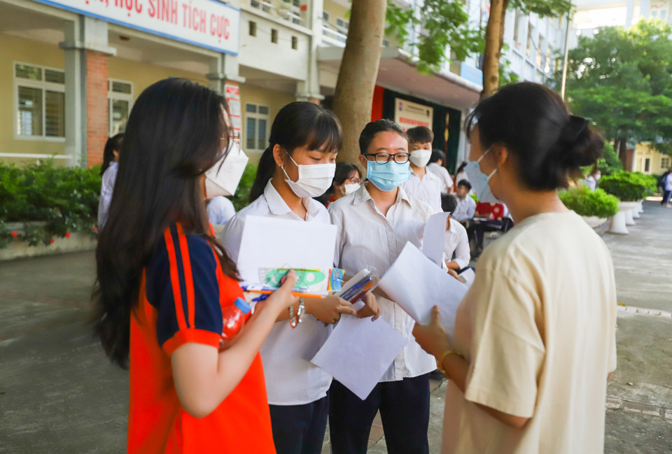 So với hai môn thi trước, thí sinh làm bài môn Toán sẽ mang nhiều vật dụng vào phòng thi hơn, trong đó có các đồ dùng như máy tính, thước kẻ, ê ke, compa… (Ảnh: PV/Vietnam+)