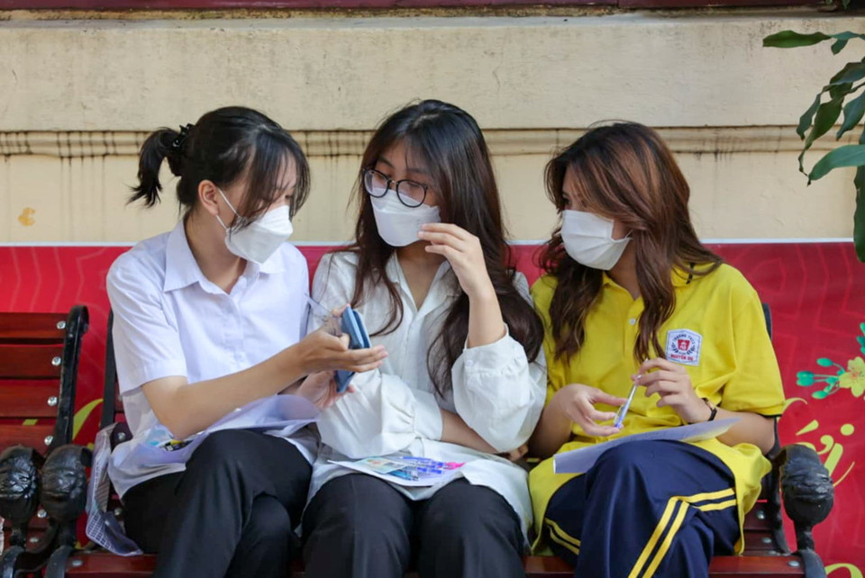 Thí sinh cũng đã được quán triệt về những loại máy tính được phép mang vào phòng theo danh mục công bố của Bộ Giáo dục và Đào tạo. Nội dung này cũng được cán bộ coi thi nhắc lại và kiểm tra kỹ trước khi gọi thí sinh vào phòng thi. (Ảnh: PV/Vietnam+) 