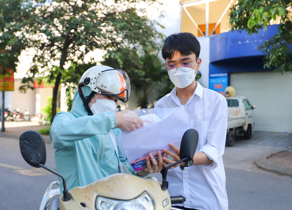 Phụ huynh không quên dặn dò con trước khi bước vào môn thi cuối kỳ thi tuyển sinh vào lớp 10. (Ảnh: PV/Vietnam+) 