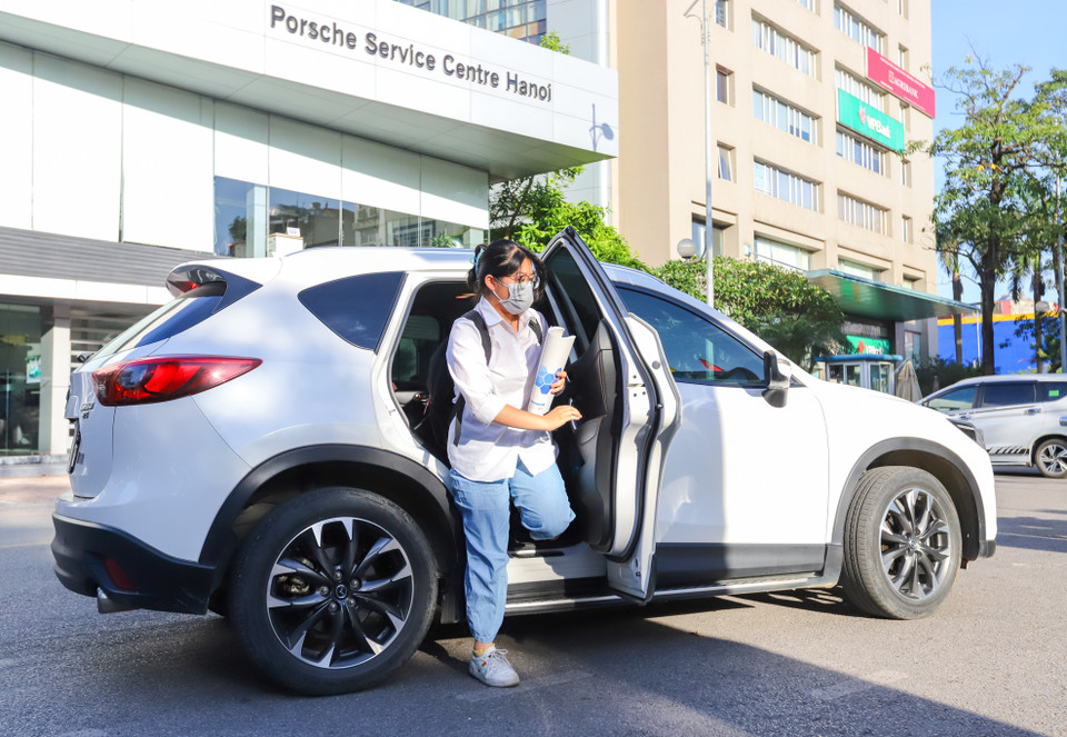 Một số thí sinh được phụ huynh đưa đi thi bằng 'xế hộp.' (Ảnh: PV/Vietnam+)