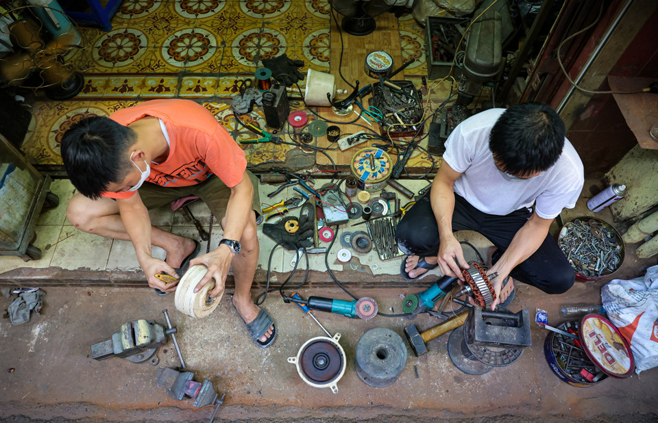 Theo lời các thợ sửa chữa, việc 'khám' cho những chiếc quạt cổ này đòi hỏi người làm phải mất rất nhiều thời gian và công sức. (Ảnh: Minh Hiếu/Vietnam+)