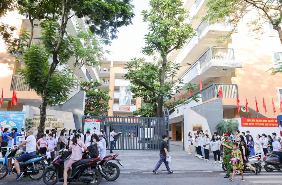 Còn tại điểm trường Trung học cơ sở Ngô Sĩ Liên (quận Hoàn Kiếm) các thí sinh cũng đã có mặt đầy đủ. Hôm nay tại điểm trường này có 481 thí sinh với 23 phòng thi và 2 phòng dự phòng, 73 cán bộ coi thi. (Ảnh: PV/Vietnam+)