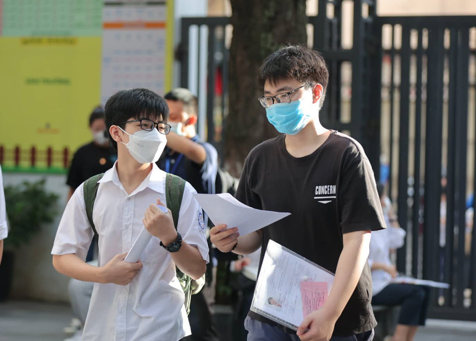 Nhóm học sinh rất tự tin trước môn thi đầu tiên. (Ảnh: PV/Vietnam+)