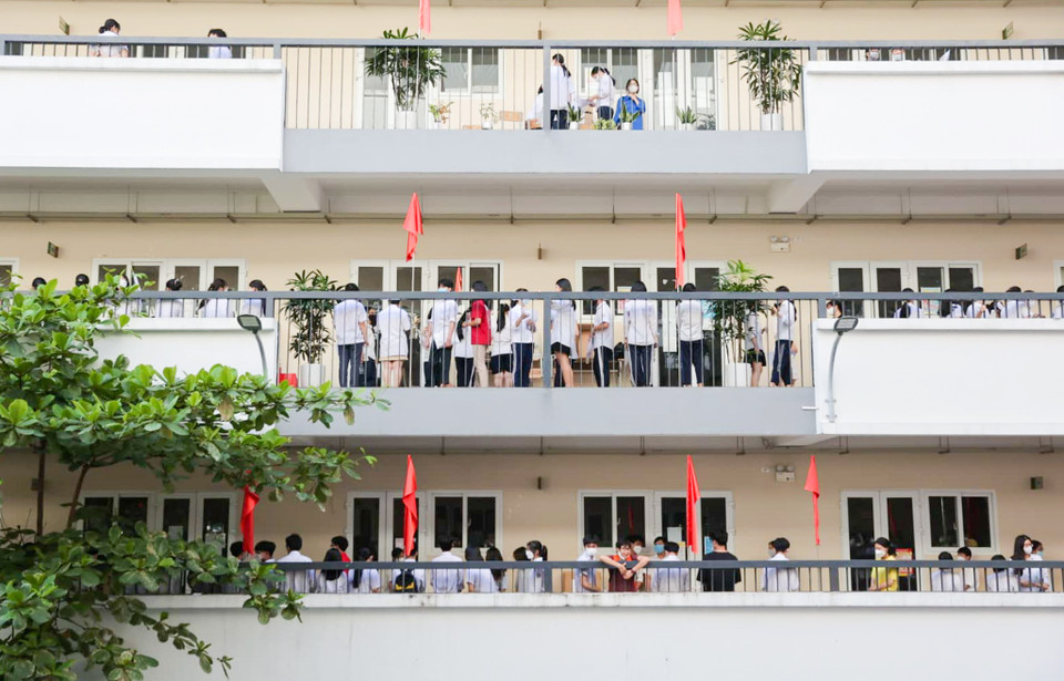 Các thí sinh đang xếp hàng chuẩn bị vào phòng thi. (Ảnh: PV/Vietnam+)