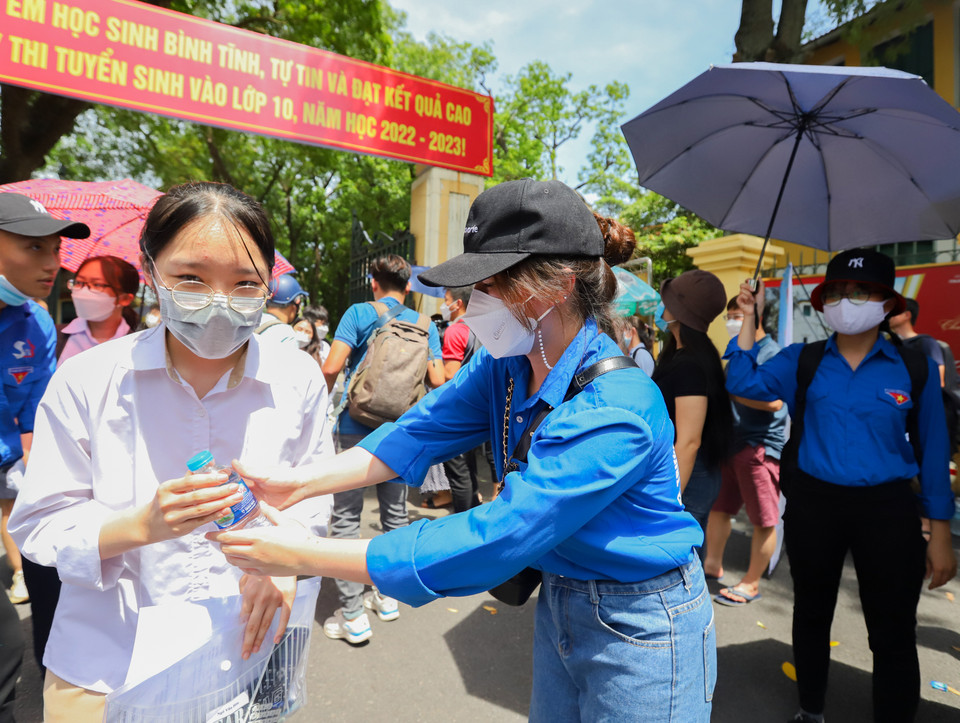 Đã tham gia tình nguyện năm thứ hai nhưng trong hôm nay bạn Hoàng Yến Linh, sinh viên năm 2 viên trường Đại học Giao thông vận tải vẫn hồi hộp khi tham gia hỗ trợ các thí sinh thi lớp 10.“5 năm trước, em cũng như các bạn ấy, tham gia vào 1 kỳ thi lớn nên tâm trạng chắc hẳn sẽ căng thẳng và hồi hộp. Vì vậy, em sẽ giúp đỡ các bạn trong hết khả năng của mình,” Linh chia sẻ. (Ảnh: PV/Vietnam+) 
