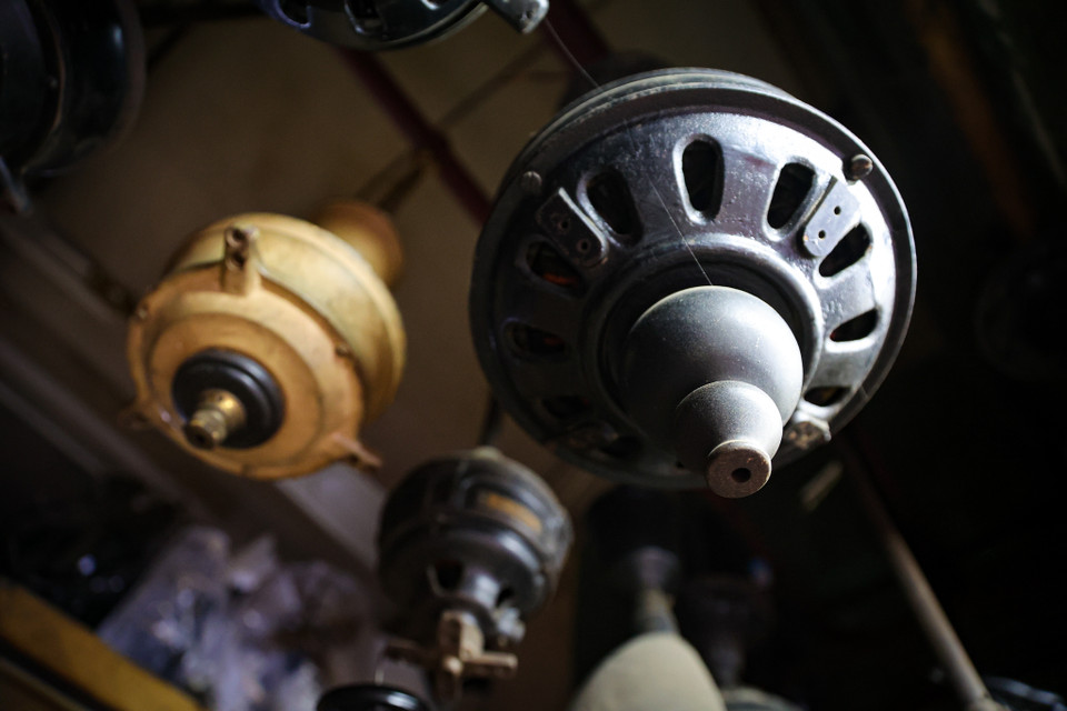 Một chiếc quạt cổ của Pháp có giá hơn 100 triệu đồng. (Ảnh: Minh Hiếu/Vietnam+)