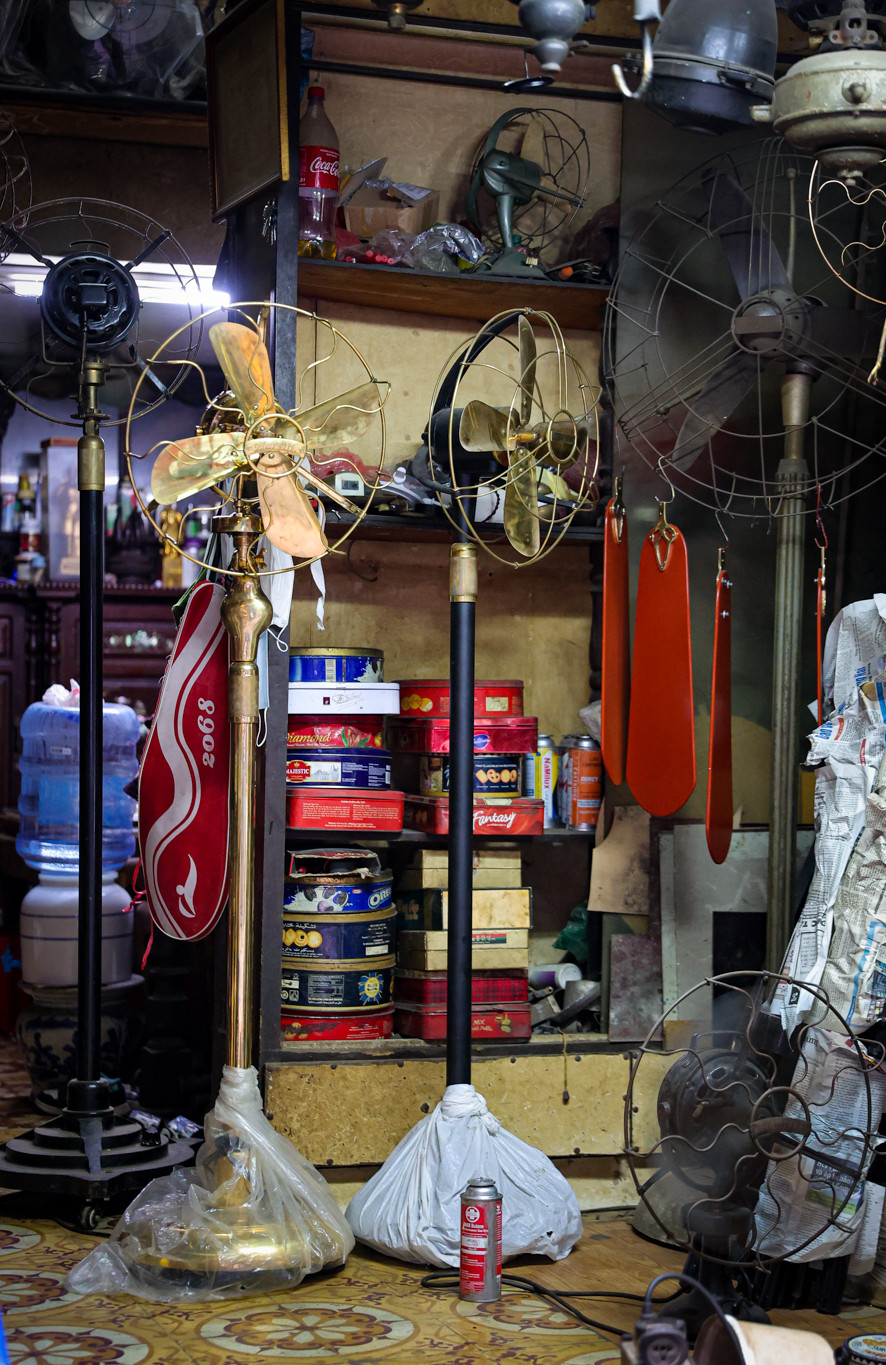 Hai chiếc quạt cổ khác của Marelli được chế lại thành quạt cây, giá từ 50-70 triệu đồng. (Ảnh: Minh Hiếu/Vietnam+)