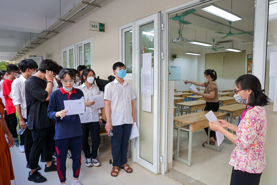 Học sinh xếp hàng chờ cán bộ coi thi đọc tên vào phòng thi. (Ảnh: PV/Vietnam+) 