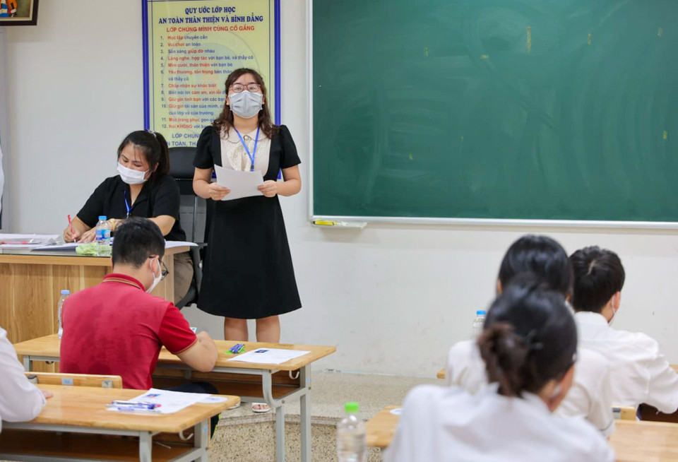 Giám thị phổ biến lại quy chế thi trước khi môn thi đầu tiên bắt đầu. (Ảnh: PV/Vietnam+)