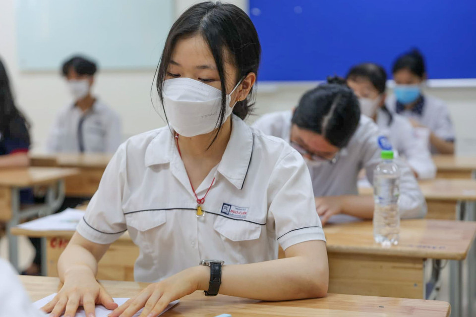 Sáng nay, các em dự thi môn đầu tiên là môn Ngữ văn, theo hình thức thi tự luận, trong thời gian 120 phút, bắt đầu từ 8 giờ và thu bài lúc 10 giờ. Buổi chiều nay, các em sẽ thi môn thứ hai là Ngoại ngữ (Ảnh: PV/Vietnam+) 