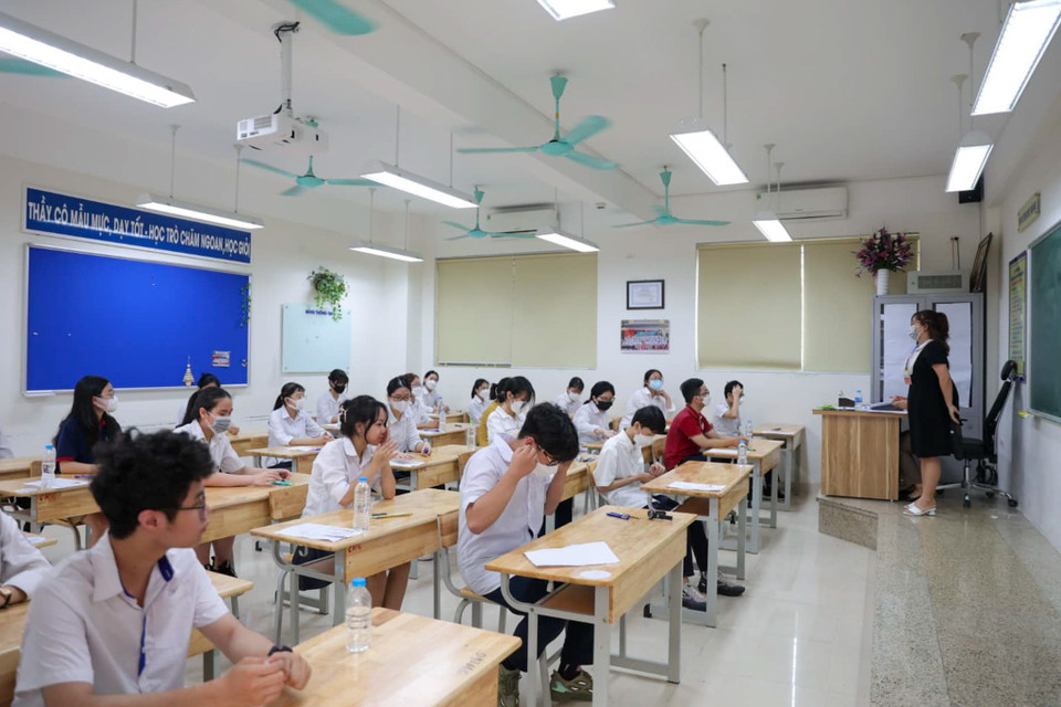 Kỳ thi tuyển sinh THPT 2022-2023 là kỳ thi rất căng thẳng khi số chỉ tiêu tuyển sinh vào các trường trung học phổ thông công lập chỉ đáp ứng được khoảng hơn 60% nhu cầu của học sinh và phụ huynh. (Ảnh: PV/Vietnam+) 