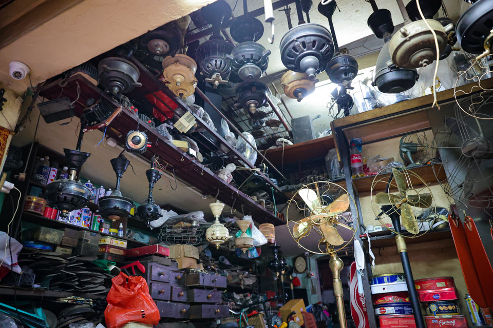 Hầu hết những chiếc quạt tại đây đều mang các thương hiệu nổi tiếng như Marelli (Ý), Emi (Hà Lan), Eole (Pháp)... và được sản xuất trong khoảng đầu thế kỷ 20. (Ảnh: Minh Hiếu/Vietnam+) 