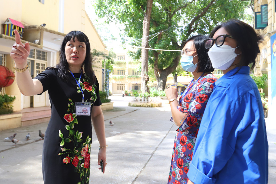 Cô Nguyễn Bội Quỳnh, Hiệu trưởng trường THPT Việt Đức cho biết trường đã chuẩn bị đầy đủ phương án dự phòng cho các thí sinh. Tất cả các biện pháp phòng dịch đều được thực hiện một cách nghiêm ngặt. Điểm thi có 25 phòng thi và 2 phòng dự phòng. (Ảnh: PV/Vietnam+)