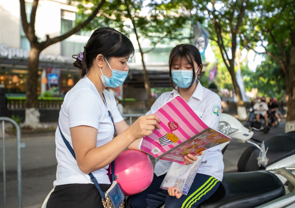 Bước vào môn thi đầu tiên với tâm trạng hồ hởi, bạn Hồ Ngọc Lê, học sinh THCS Nguyễn Tri Phương (Ba Đình) chia sẻ: "Hôm nay đi thi em không có một chút lo lắng nào cả bởi vì em đã ôn tập rất kỹ cho môn Văn. Em mong giành được 8,5 điểm." (Ảnh: PV/Vietnam+)