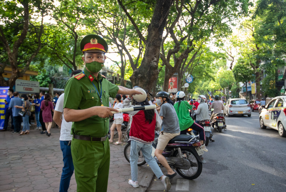Lực lượng chức năng đang phân làn, điều tiết giao thông quanh điểm thi. (Ảnh: PV/Vietnam+)