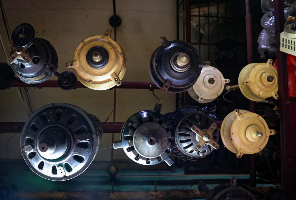 Vì giá thành cao nên khách hàng của những chiếc quạt cổ này đa số là tầng lớp thượng lưu, giàu có, các khách sạn hoặc phải là những người có niềm đam mê sâu sắc với quạt cổ. (Ảnh: Minh Hiếu/Vietnam+)