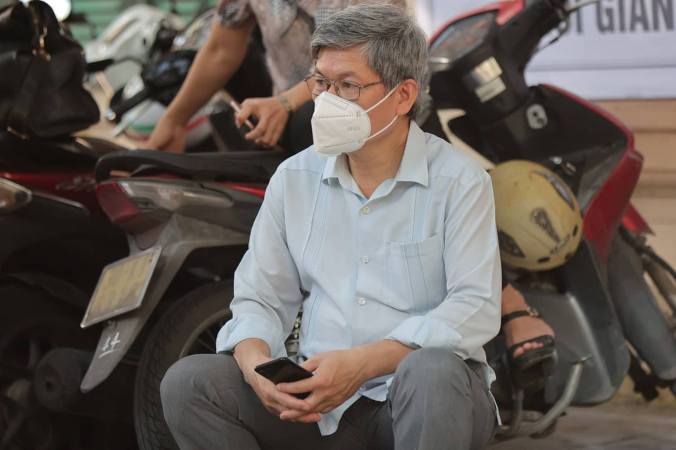 Bác Trương Quốc Bảo, phụ huynh học sinh chia sẻ: “Hôm qua con làm tốt cả 2 môn nên rất phấn khởi trước buổi thi tuy nhiên hôm nay tôi hơi lo lắng bởi nghe nói đề Toán sẽ khó.” (Ảnh: PV/Vietnam+)