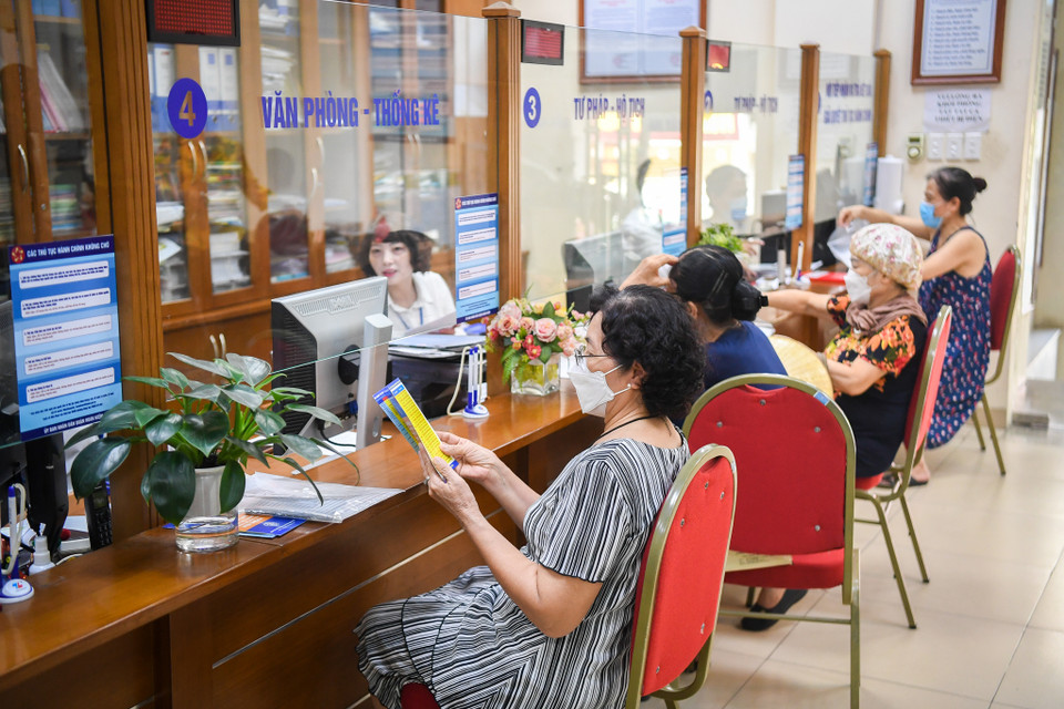 Ủy ban nhân dân phường Hàng Gai đã niêm yết, thông báo, dán các poster về việc thực hiện "Thủ tục hành chính không chờ" tại bộ phận tiếp nhận hồ sơ và trả kết quả để công dân, các cơ quan, doanh nghiệp đến làm việc được biết và thực hiện. (Ảnh: Minh Hiếu/Vietnam+)