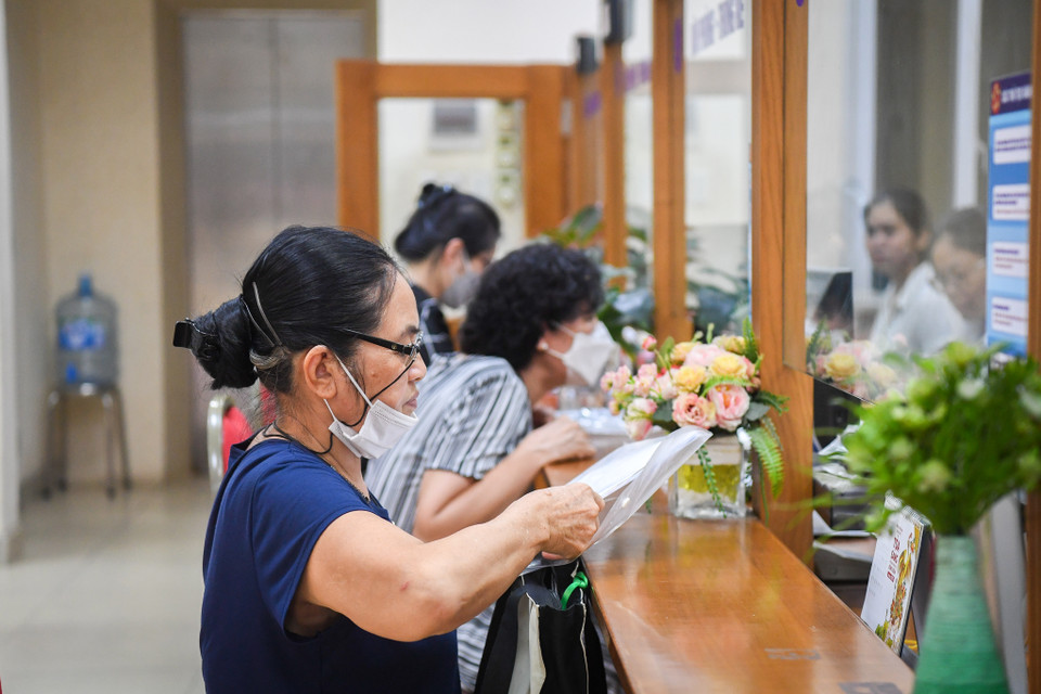 Người dân tỏ thái độ rất hài lòng khi chỉ cần đi lại một lần làm thủ tục, không mất công, đặc biệt trong thời điểm nắng nóng như hiện nay. (Ảnh: Minh Hiếu/Vietnam+)