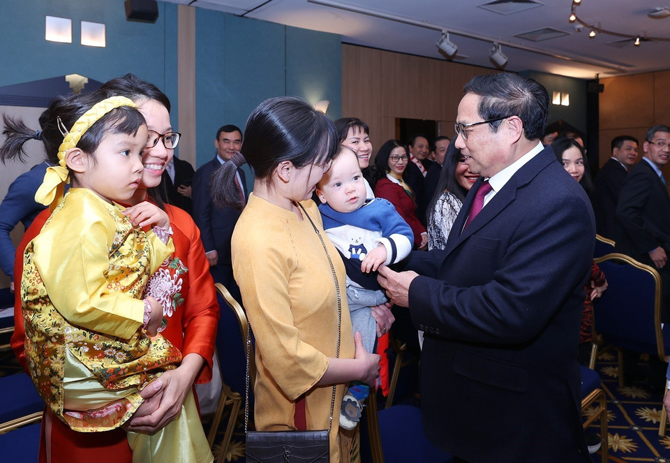 Thủ tướng Phạm Minh Chính gặp gỡ đại diện cộng đồng người Việt Nam tại Luxembourg. (Ảnh: Dương Giang/TTXVN)
