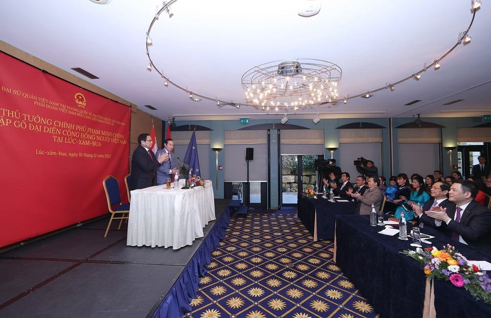 Thủ tướng Phạm Minh Chính gặp gỡ đại diện cộng đồng người Việt Nam tại Luxembourg. (Ảnh: Dương Giang/TTXVN)