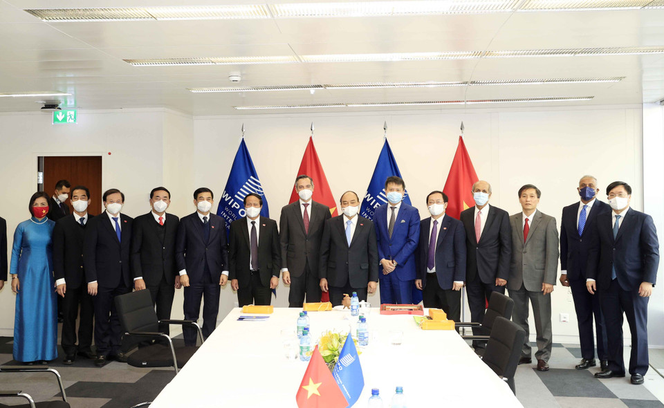 Chủ tịch nước Nguyễn Xuân Phúc với các đại biểu tại trụ sở Tổ chức Sở hữu trí tuệ thế giới (WIPO). (Ảnh: Thống Nhất/TTXVN)