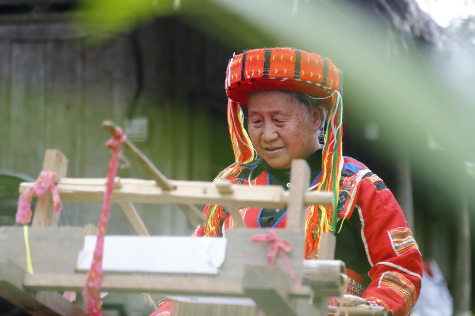 Bà Húng Thị Cháng (70 tuổi) bên khung dệt. (Ảnh: Nam Sương/TTXVN)